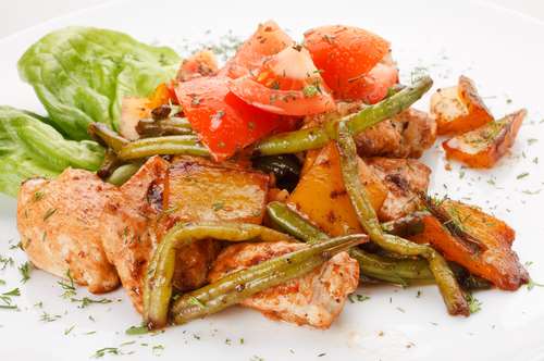 Κοτόπουλο με αμπελοφάσουλα και πατάτες